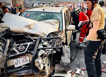 Fuerte choque entre auto y microbús en Iztacalco deja 5 heridos; accidente movilizó a diversos cuerpos de emergencia