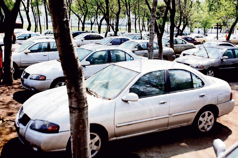 Los vehículos son responsabilidad del nuevo dueño desde que salieron de San Lázaro, como ocurrió con los autos de la foto que fueron rematados en 2015. (ARCHIVO ELUNIVERSAL)