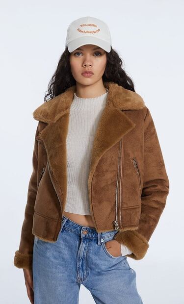 Michelle Salas combina perfectamente pantalón de piel y chamarra de peluche