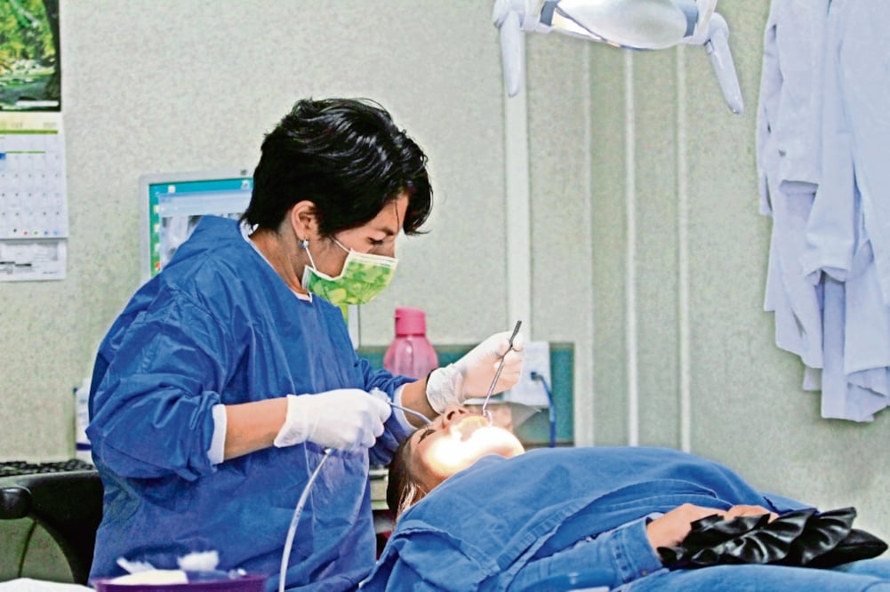 El precepto prevé que la deducción también puede referirse a los gastos médicos del concubino, cónyuge, padres o hijos del contribuyente. (ARCHIVO EL UNIVERSAL)