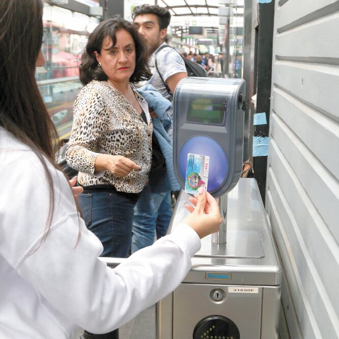Las nuevas tarjetas inteligentes serán útiles para el Metro, Metrobús, Tren Ligero, Ecobici, unidades del RTP, Trolebús y Cablebús. También se analiza integrar otros medios del transporte concesionado, dicen autoridades. CARLOS MEJÍA. EL UNIVERSAL 