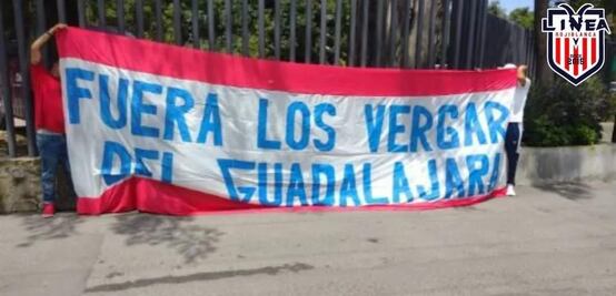 Chivas: Aficionados cuelgan manta en contra de la directiva con la frase 'Fuera los Vergara del Guadalajara"