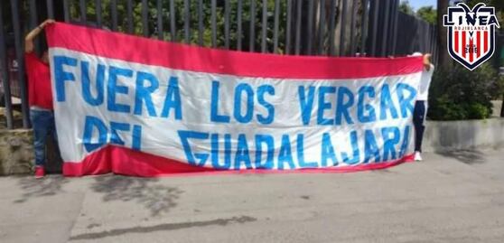 Chivas: Aficionados cuelgan manta en contra de la directiva con la frase 'Fuera los Vergara del Guadalajara"