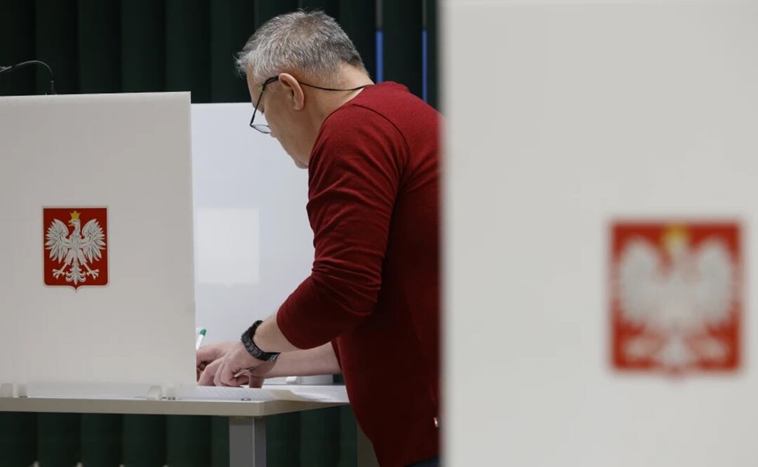 Un hombre se prepara para votar durante las elecciones parlamentarias en Varsovia, Polonia, el domingo 15 de octubre de 2023. Foto: AP
