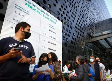 "Desesperados" y cansados de las clases en línea, maestros inician vacunación en CDMX