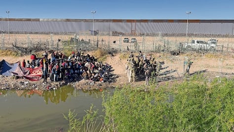 Migrantes se resisten ante el refuerzo del bordo del río Bravo