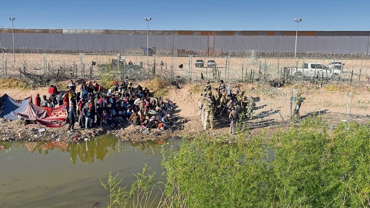 Migrantes que permanecían en un campamento improvisado en el bordo del río realizaron una manifestación pacífica para pedir agua y comida a fin de resistir la espera. Foto: Paola Gamboa | El Universal