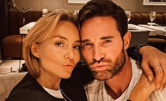Sebastián Rulli le traduce la moda a Angelique Boyer… con Caperucita