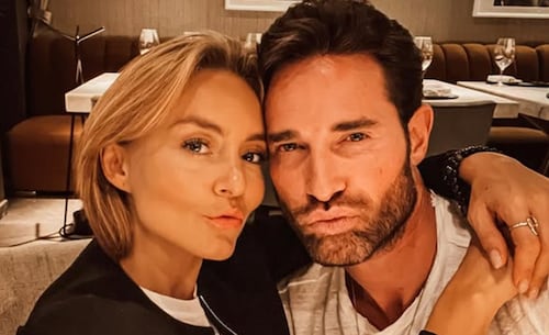 Sebastián Rulli le traduce la moda a Angelique Boyer… con Caperucita
