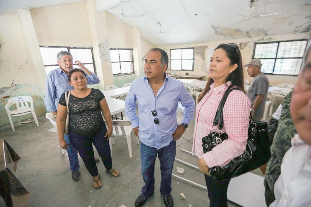 Tras escuchar a maestros y directivos de Huitzuco y Tepecoacuilco, el gobernador Héctor Astudillo aseguró que aún se hacen estudios técnicos de las estructuras en las escuelas de la entidad. (CORTESÍA)