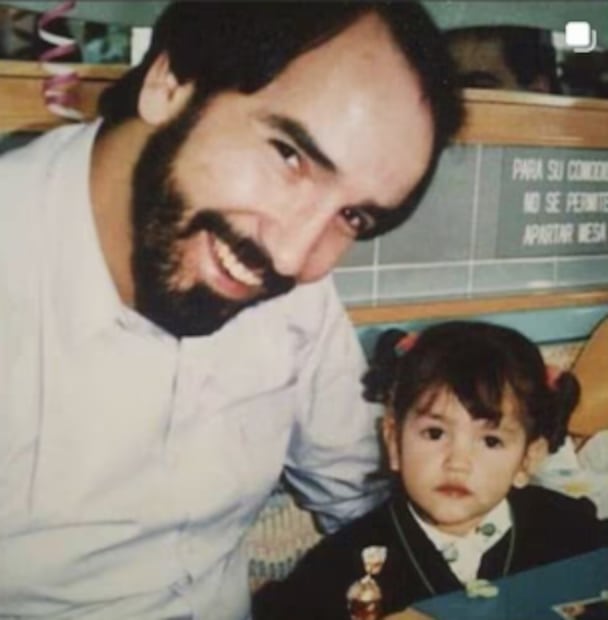 Eiza González y su papá, Carlos González, fallecido en 2002.
Foto: Instagram, via @eizagonzalez