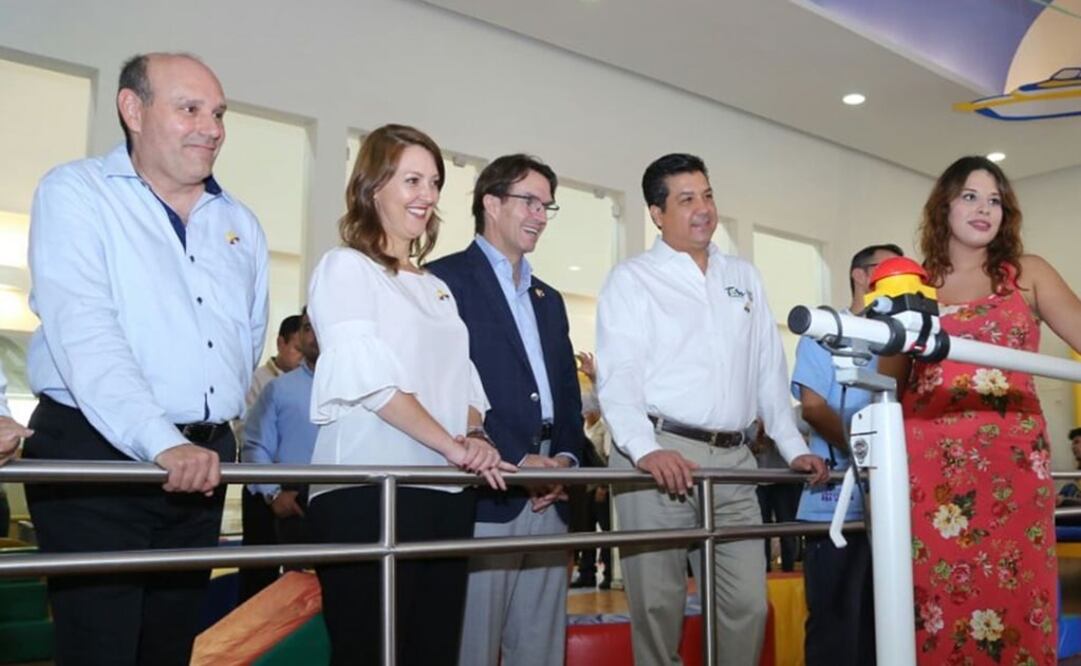 Cabeza de Vaca encabezó la puesta en marcha de la campaña de boteo Teletón 2016. (Foto: Julio Manuel L. Guzmán/El Universal)