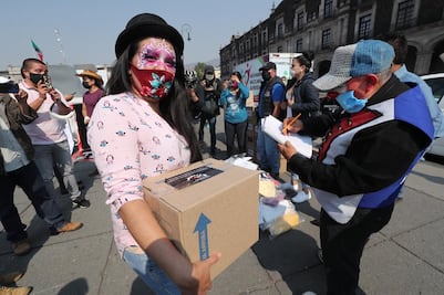 Entregan despensas a músicos, artistas callejeros y payasos que quedaron sin trabajo