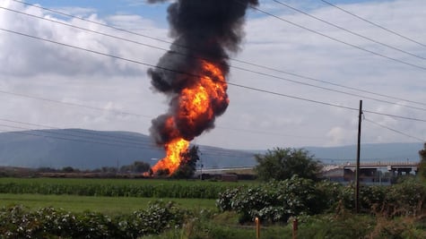 Explosión de ducto de Pemex en Celaya deja tres heridos y un desaparecido
