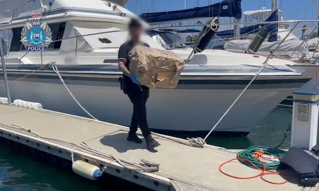 La policía de Australia Occidental registra un barco supuestamente utilizado para recuperar un paquete a unas 40 millas náuticas de la costa de Perth. Foto: Policía de Australia Occidental
