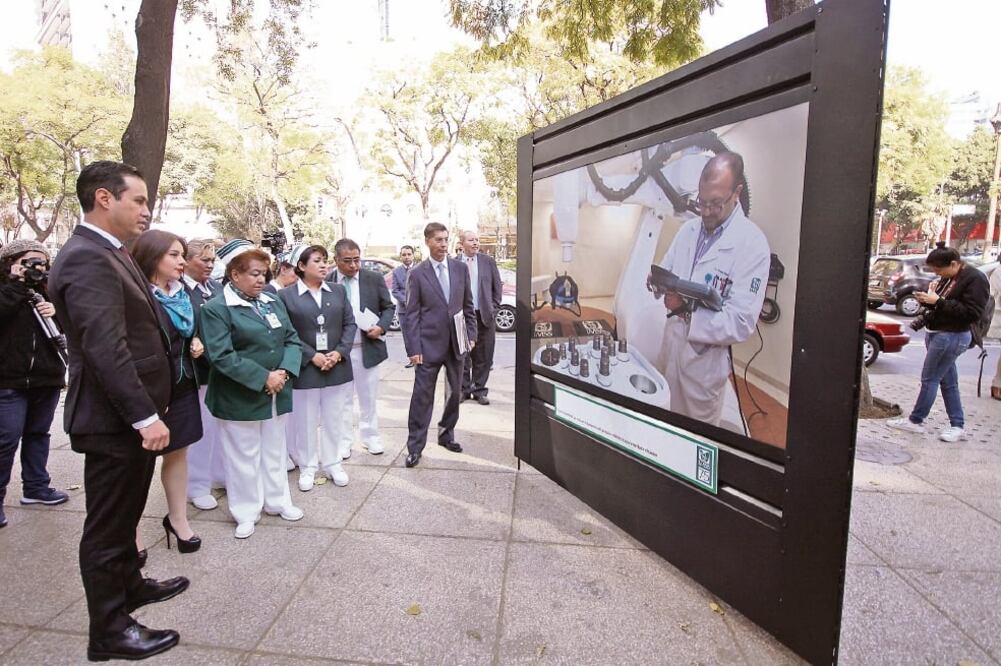 Tuffic Miguel Ortega, director general del IMSS, inauguró la exposición fotográfica conmemorativa por el 75 aniversario del instituto, que se presenta sobre Paseo de la Reforma, frente a las oficinas centrales del Seguro Social. (CAMILA MATA.EL UNIVERSAL)
