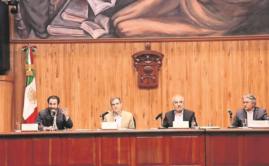El consejero presidente del INE, Lorenzo Córdova (segundo de izq. a der.), entre otros, durante un panel sobre elecciones libres, en Guadalajara. Foto: Especial