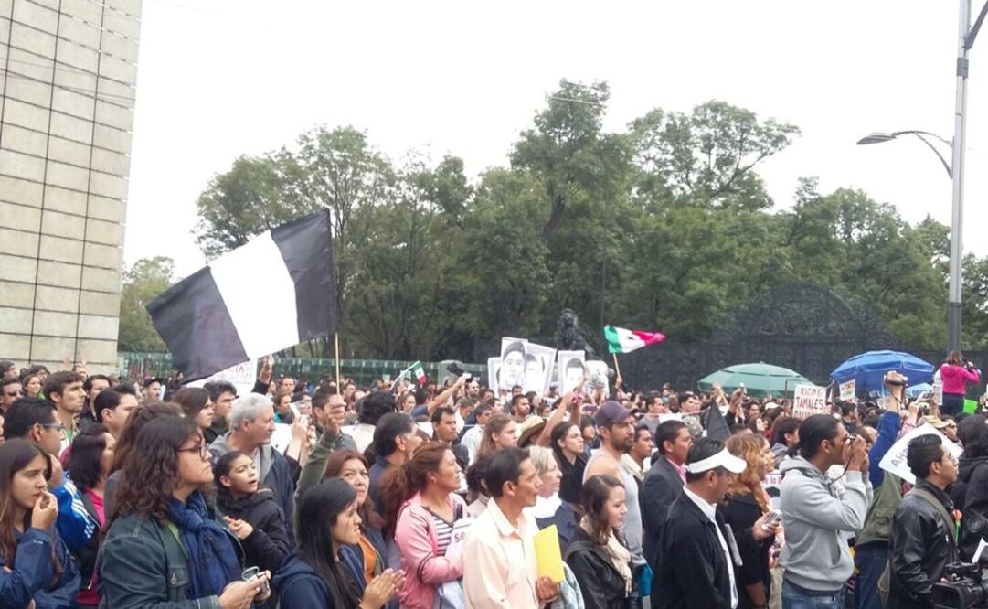 Vanguardia de la marcha llega a la Estela de Luz
