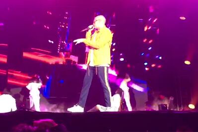 Bad Bunny pone a bailar a fans con reggaetón y trap