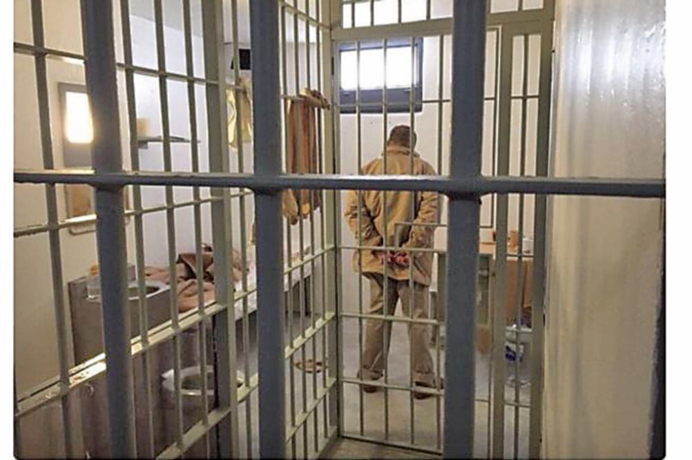 Imagen de Joaquín 'El Chapo' Guzmán tras las rejas en el penal de El Altiplano, que difundió el periodista Carlos Loret de Mola (TOMADA DE TWITTER)