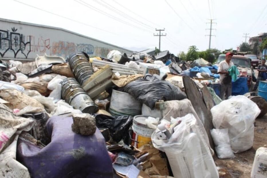 Clausuran tiradero clandestino con seis toneladas de residuos peligrosos en Ecatepec