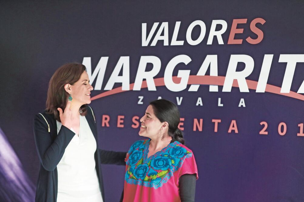 Frente a frente, la aspirante presidencial independiente Margarita Zavala Gómez del Campo y la ex diputada Eufrosina Cruz (ALEJANDRA LEYVA. EL UNIVERSAL)