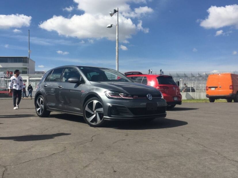 Un día en la pista con muchos Golf GTI