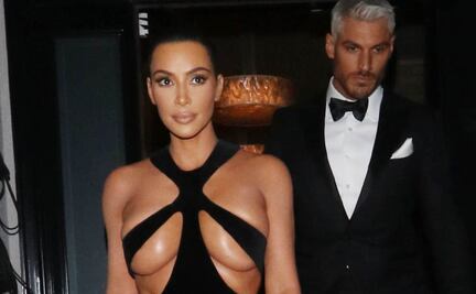 Kim Kardashian lo enseña (casi) todo con su vestido de Thierry Mugler