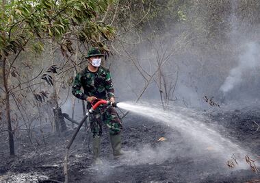 Indonesia lucha contra incendios