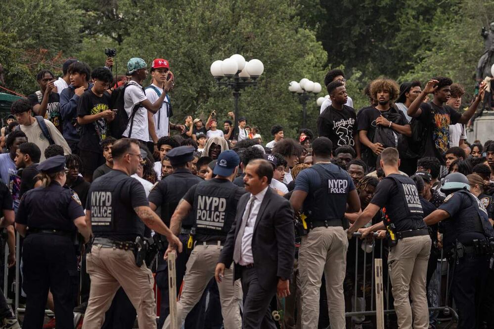 Los oficiales controlan a la multitud durante los disturbios provocados por el streamer de Twitch Kai Cenat, quien anunció un giveaway, en Union Square. Foto: AFP