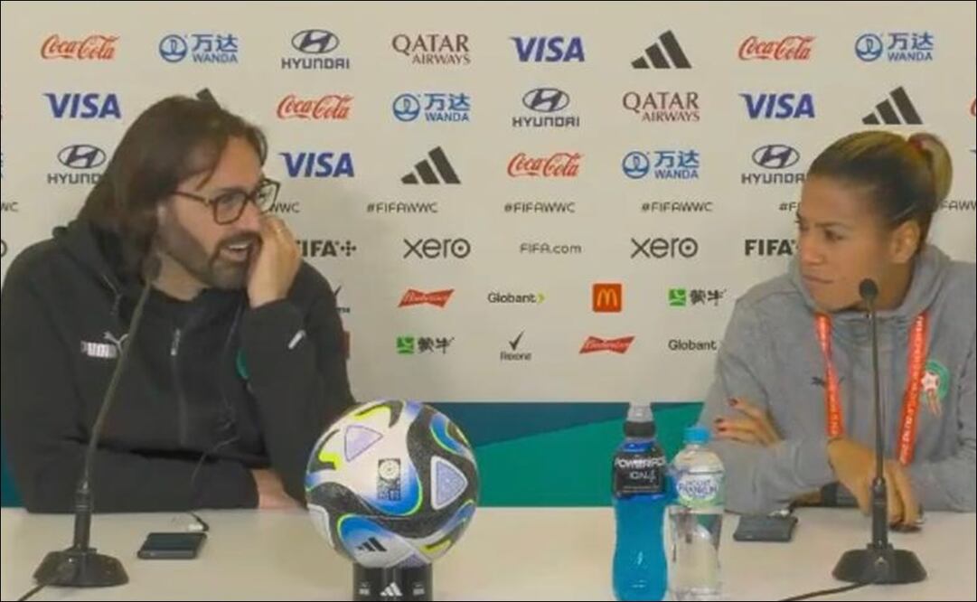 El director técnico de la Selección de Marruecos Femenil y Ghizlane Chebbak recibieron polémica pregunta / FOTO: ESPECIAL