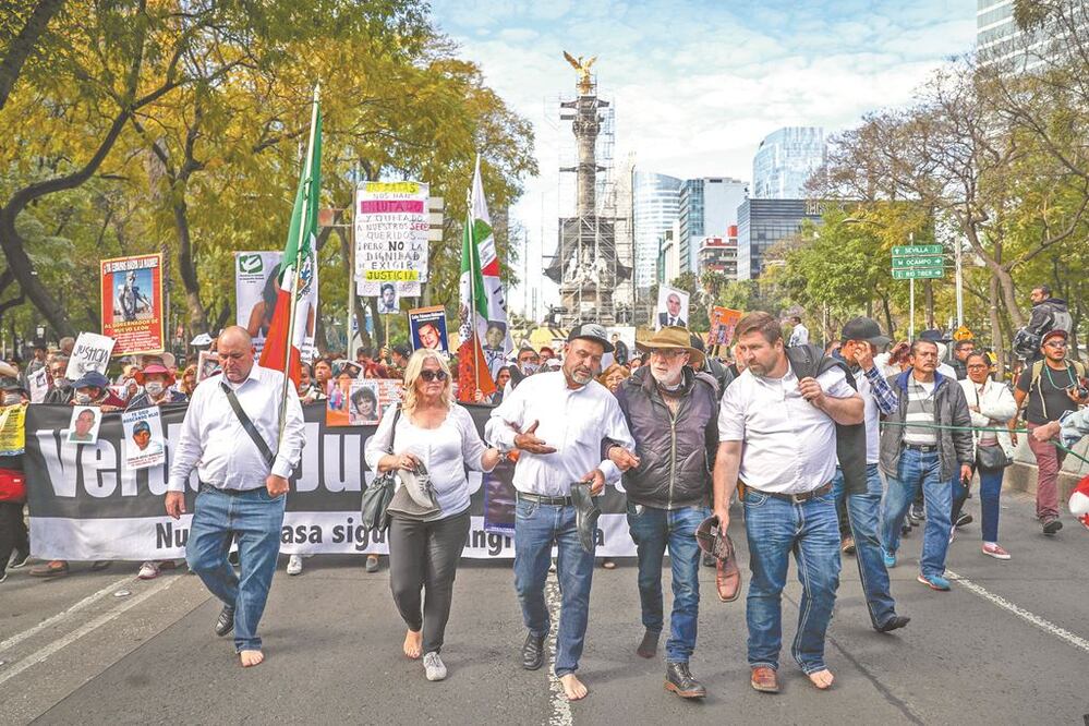 El activista Javier Sicilia encabezó la Caminata por la Paz hasta el Zócalo capitalino, donde criticó el problema de inseguridad que vive el país. FOTOS: DIEGO SIMÓN. EL UNIVERSAL