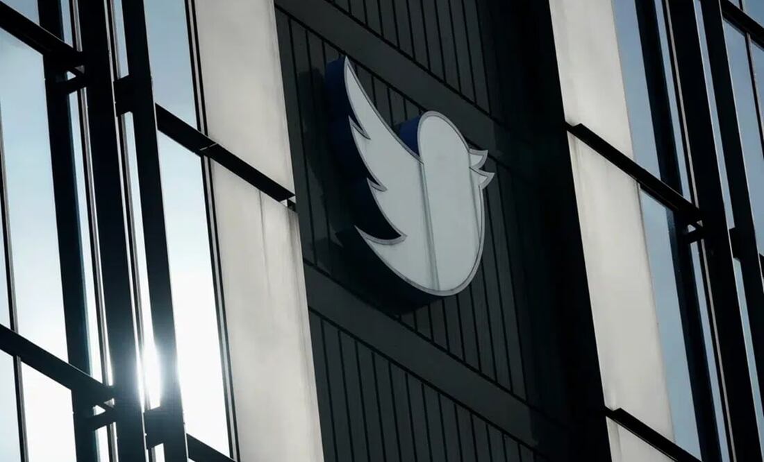 Un logotipo de Twitter afuera de las oficinas de la compañía en San Francisco. Foto: AP