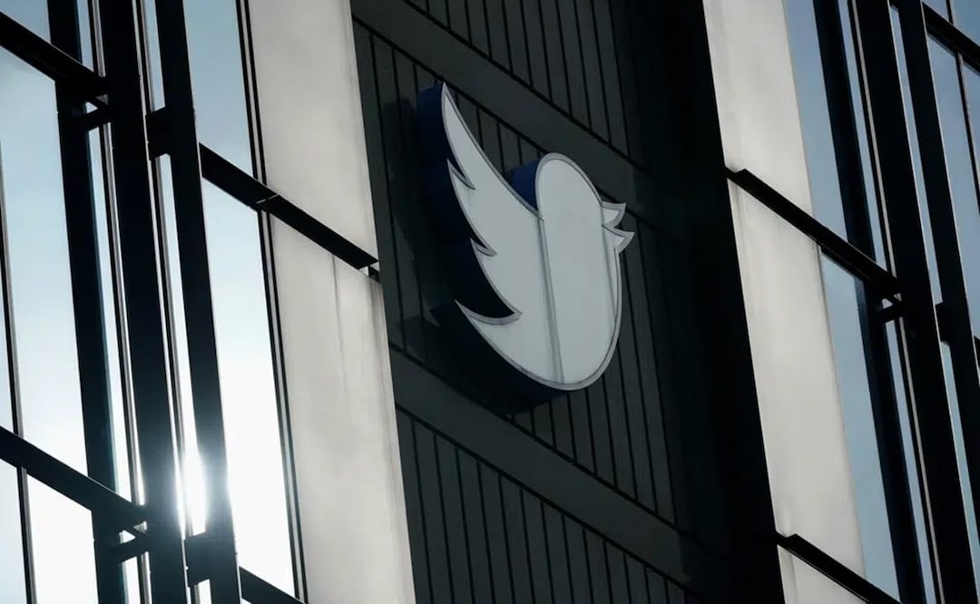 Un logotipo de Twitter afuera de las oficinas de la compañía en San Francisco. Foto: AP