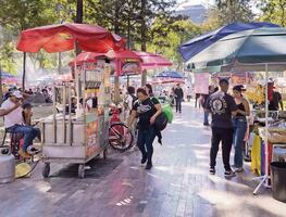 Ambulantes saturan los pasillos de la Alameda Central