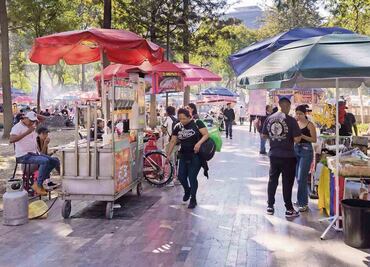 Ambulantes saturan los pasillos de la Alameda Central