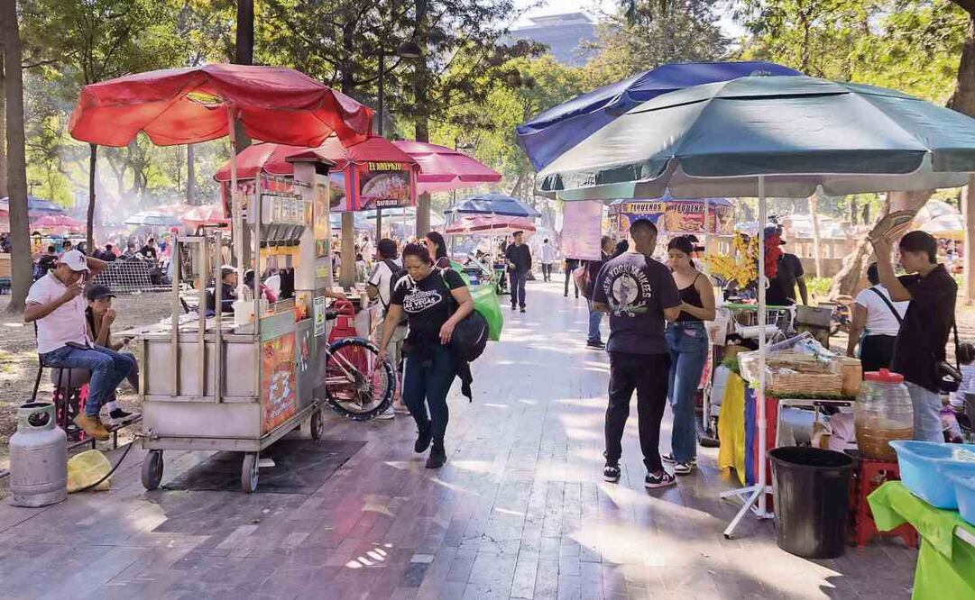 Los caminos internos del parque público están llenos de puestos de comida de ambulantes, lo que dificulta el paso peatonal. Foto: Osmar Alvarado / EL UNIVERSAL