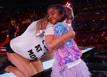 El tierno gesto de Taylor Swift con la hija de Kobe Bryant durante concierto en Los Ángeles