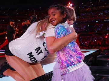 El tierno gesto de Taylor Swift con la hija de Kobe Bryant durante concierto en Los Ángeles