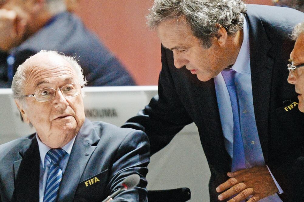 Michel Platini (der.), el discípulo más avanzado de Joseph Blatter en la FIFA, ya no podrá contender el próximo febrero por la presidencia del organismo (WALTER BIERI. AP)