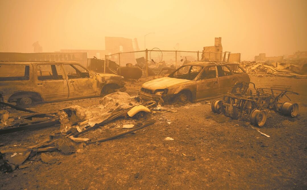 El incendio Dixie dejó vehículos y edificios calcinados a su paso por Greenville, California, en Estados Unidos. Foto: CHRISTIAN MONTERROSA/ EFE