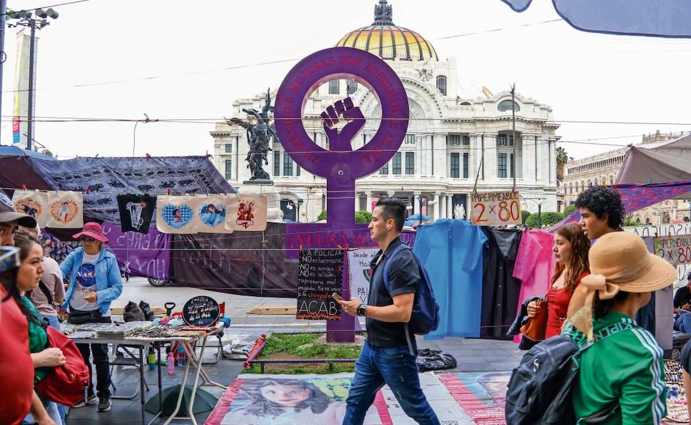 Una gran cruz con un puño de mujer color morado, instalado frente al Palacio de Bellas Artes, recuerda que cada día nueve mujeres son asesinadas en México. Foto: Karla Guerrero/El Universal