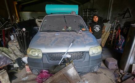 Apretaditos en una Ford duermen Luis y su familia