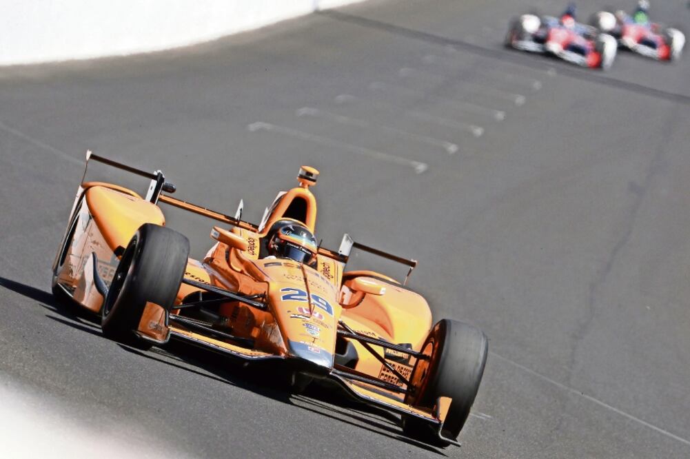 La triple corona incluye F1, las 24 Horas de LeMans y las 500 de Indianápolis. (CHRIS GRAYTHEN. AFP)