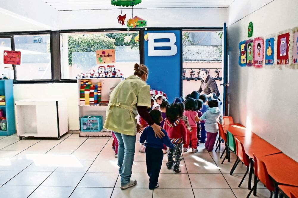 Solo 3 de cada 10 mujeres logran superar su condición socioeconómica cuando no tienen un servicio de cuidado al infante. Foto: Archivo / EL UNIVERSAL