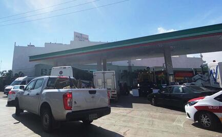 Baja precio de gasolina en varios estados; venden en 15 pesos el litro