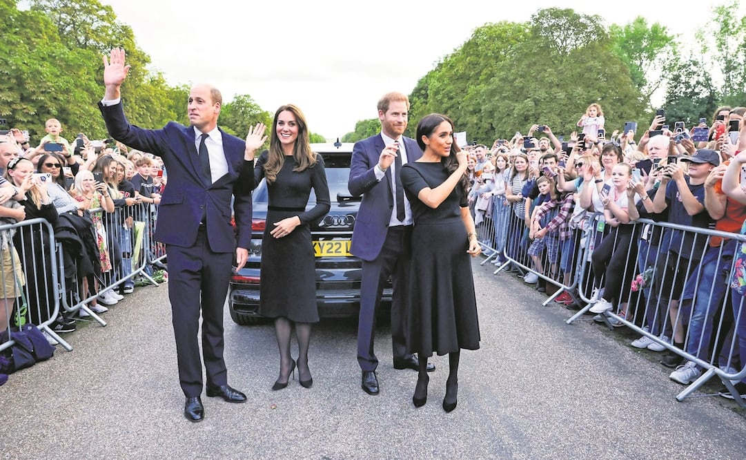 Los príncipes Guillermo y Enrique salieron juntos con sus respectivas esposas, Kate y Meghan, al exterior del castillo de Windsor, a saludar a la gente y ver las ofrendas florales para la reina Isabel II.