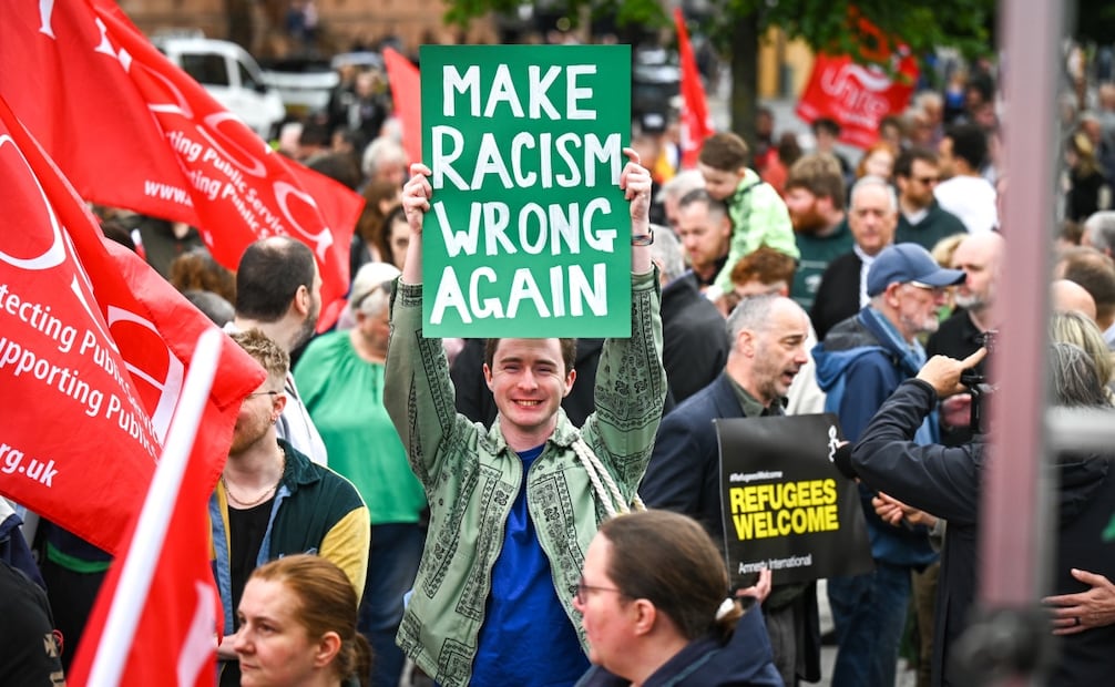 Manifestantes antirracistas participan en una concentración en Glasgow, donde corearon "Escoria nazi, fuera de nuestras calles" frente a un reducido grupo de extrema derecha (13/06/2026). Foto: EFE