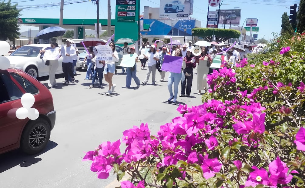 Los conocidos, comerciantes, familiares e integrantes de las colectivas feministas llevaban pancartas donde pedían justicia para Viviana. | Foto: Fredy Martín Pérez.