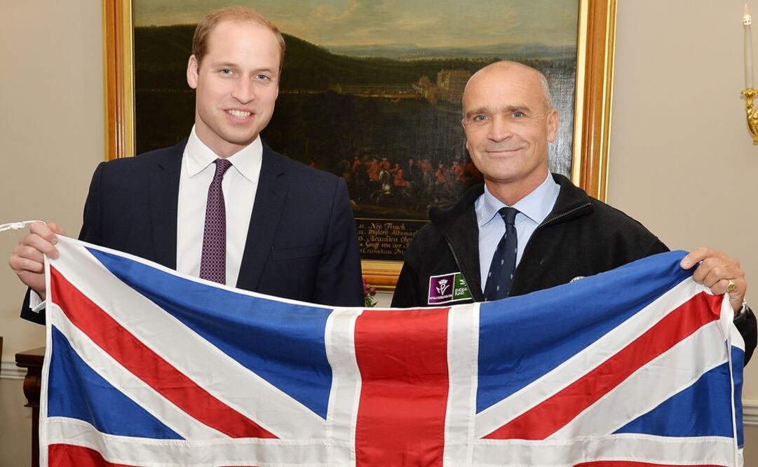 En esta foto, el ex oficial del Ejército británico Henry Worsley, derecha, y el príncipe Guillermo sostienen la bandera británica en Londres. Foto: Archivo/ AP